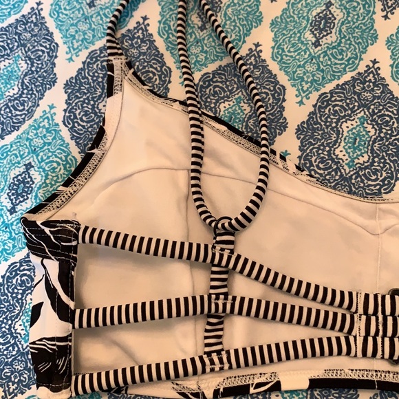 Old Navy scoop bikini top size large - Picture 5 of 9